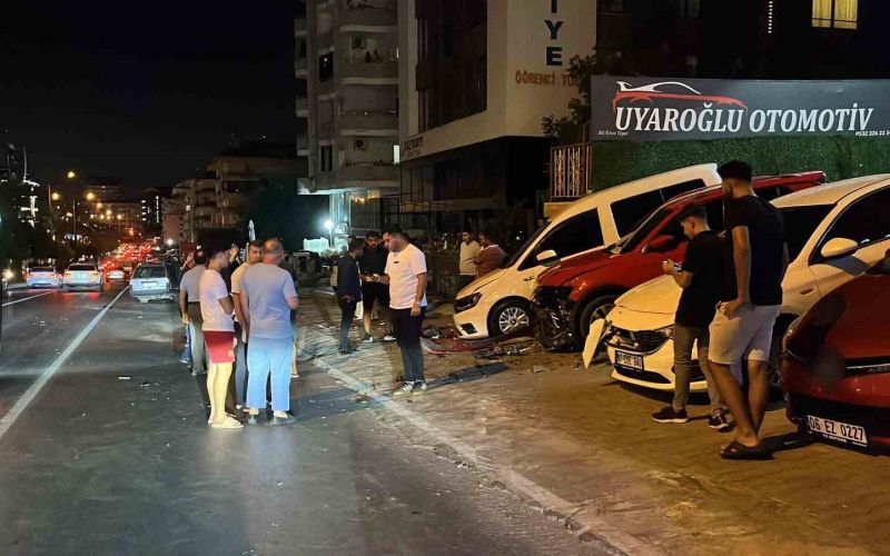 Kontrolden çıkıp savrulan Fiat Tofaş, oto galerideki araçlara çarparak durabildi
