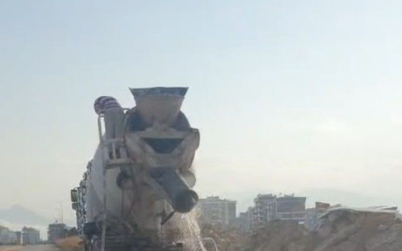 Kepez’de vatandaşın çevreyi kirletirken görüntülediği beton mikserine 200 bin TL idari para cezası uyguladı

