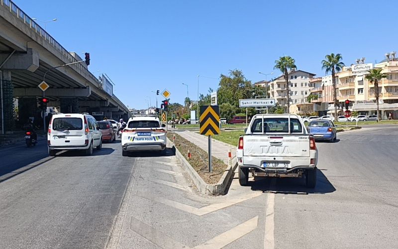 Yol kenarındaki kamyonet ekipleri alarma geçirdi, gerçek ise apayrı çıktı
