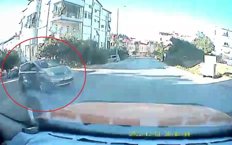 Antalya’da otomobilin taksiye çarptığı kaza anı araç kamerasına yansıdı
