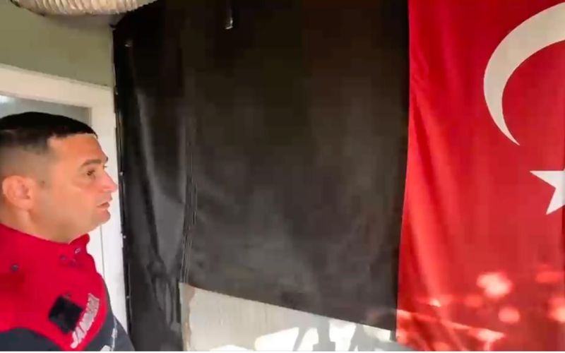 Uyuşturucuyu Türk bayrağıyla kamufle etmeye çalıştılar, jandarmanın gözünden kaçmadı
