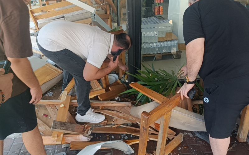 Minibüs kontrolden çıkıp kafeye daldı ölümden saniyelerle yaralı kurtuldu
