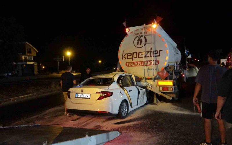 Akaryakıt tankerine ok gibi saplanan otomobil, tankerin yakıtının boşaltılmasıyla çıkartılabildi
