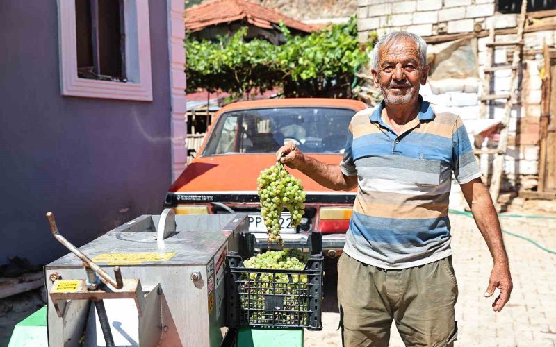 Büyükşehir’den üzüm üreticilerine makine desteği
