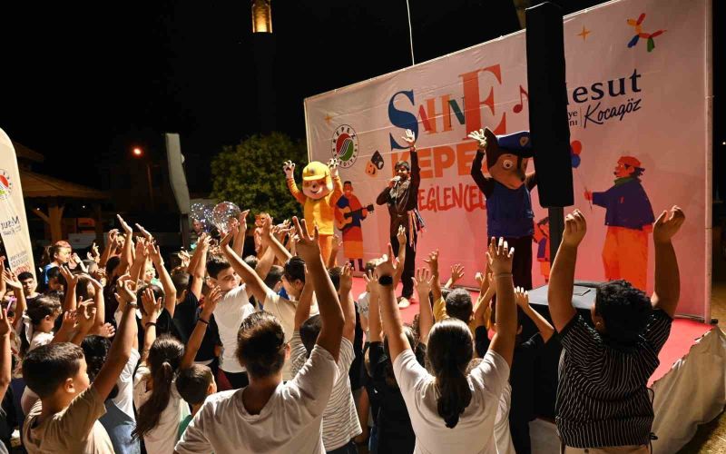 Sahne Kepez Zeytinlik’te çocukların yüzünü güldürdü
