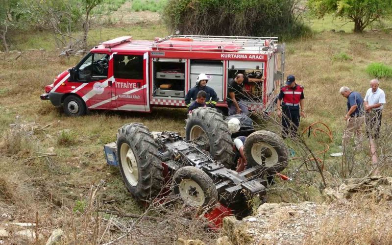 Devrilen traktörün altında kalan edebiyat öğretmeni hayatını kaybetti
