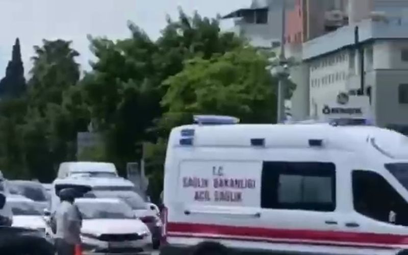 Süpürgeyi bıraktı, üzerinden çıkardığı yeleğini can kurtarmak için salladı
