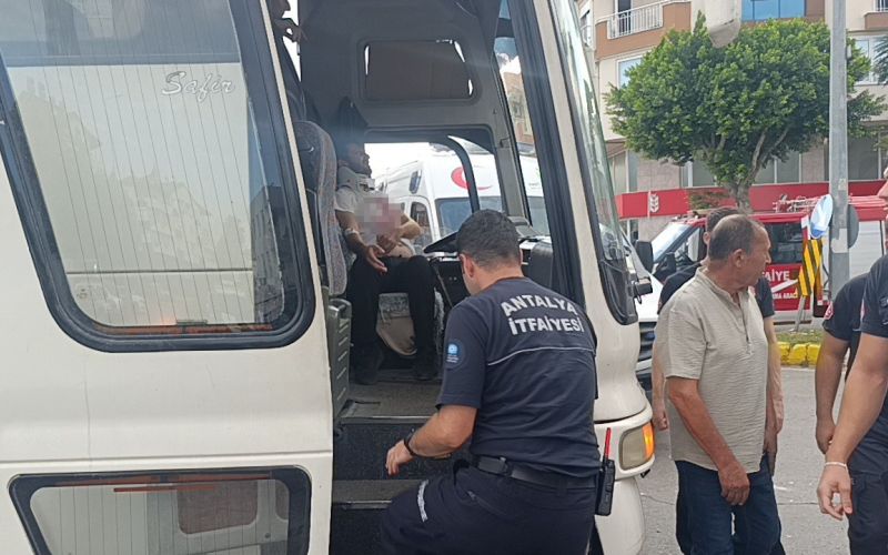 Otobüs ile otomobil çarpıştı: 2 yaralı
