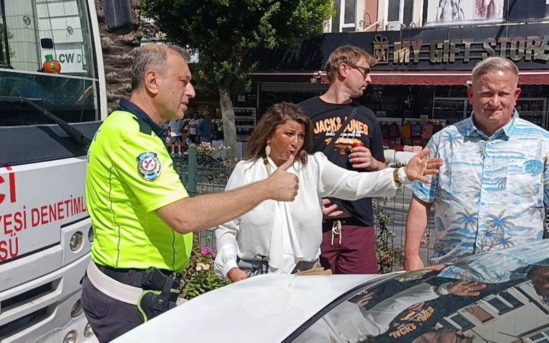 Kazada haklı olduklarını anlatamayan turistlere vatandaşlar sahip çıktı
