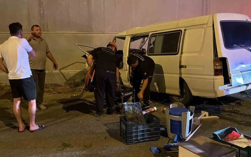 Antalya’da panelvan kontrolden çıktı: 1 yaralı
