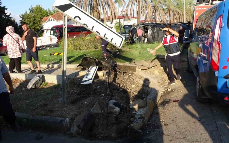 Antalya’da tur minibüsü, kamyonet ve otomobille çarpıştı: 15 yaralı
