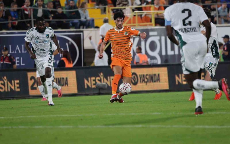 Trendyol Süper Lig: Corendon Alanyaspor: 1 - Kocaelispor: 2 (Maç sonucu)

