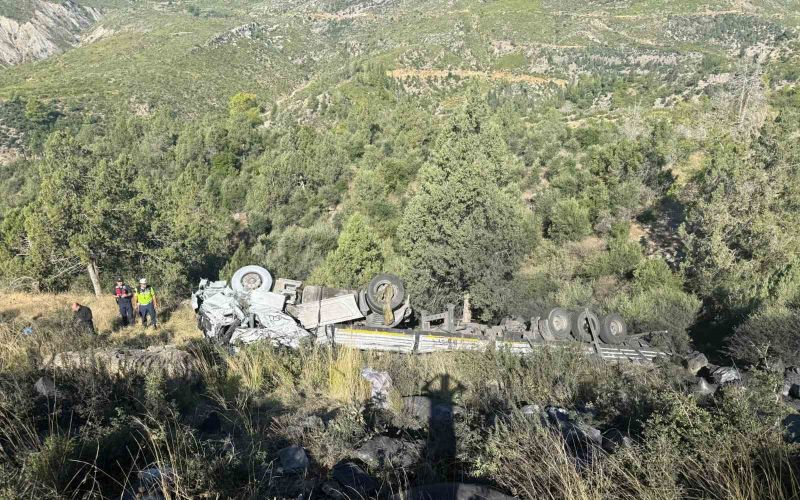 Antalya’da kömür yüklü tır şarampole devrildi: 2 yaralı
