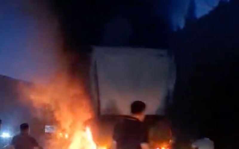 Isınan balatalar önce lastikleri sonra kamyonu yaktı
