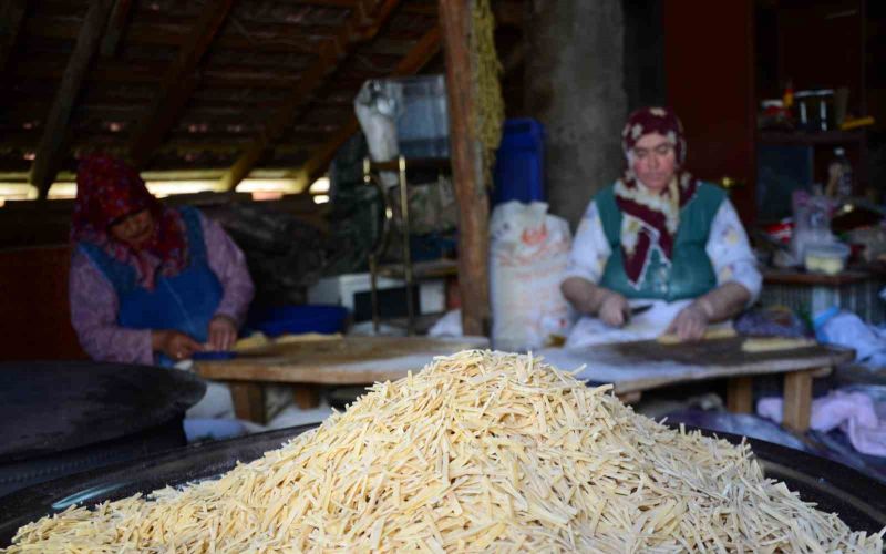 Antalya’da kadınların kış mesaisi: 120 yumurtayla 30 kilo erişte hazırlıyorlar
