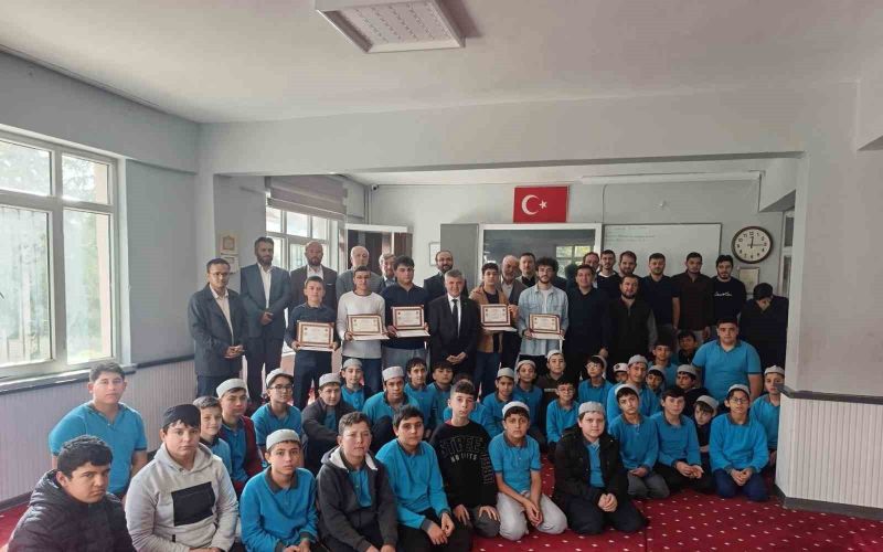 Korkuteli’nde erkek hafızların belge sevinci
