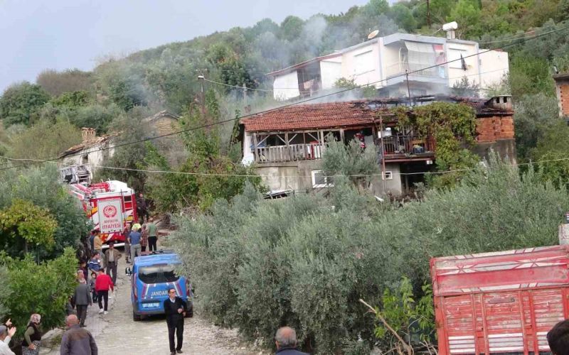 Benzin ile ocakta odun yakmak isterken evi yaktı

