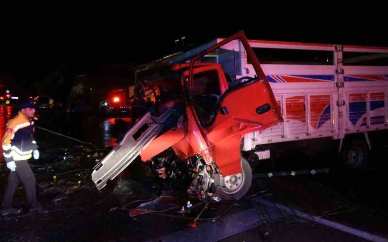 Antalya’da refüjü aşıp karşı şeride dalan kamyon ortalığı savaş alanına çevirdi: 3 yaralı
