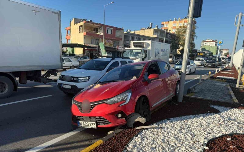 Serik’te iki otomobil çarpıştı: 1 yaralı
