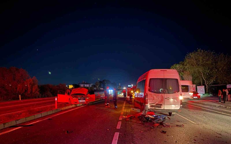 Antalya’da alkollü sürücü ortalığı savaş alanına çevirdi: 4 yaralı
