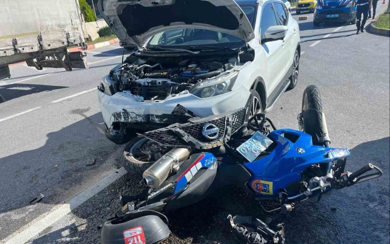 Otomobil jandarma motosikletine çarptı, uzman çavuş yaralandı
