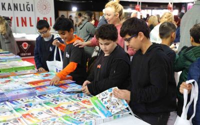 13. Antalya Kitap Fuarı’na  öğrencilerden yoğun ilgi
