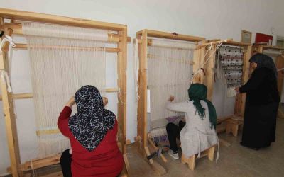 Alanya Belediyesi kurslarında öğrencilere kilim dokuma dersi
