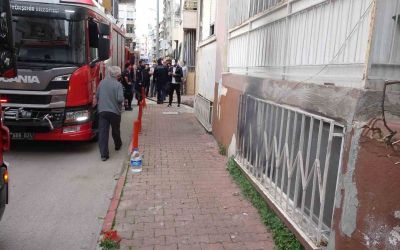 Antalya’da 4 katlı binada yangın paniği: Anne ve kızı dumandan etkilendi
