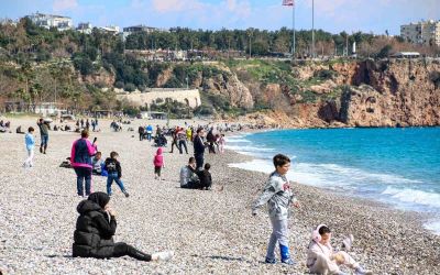 Antalya’da bahar havası, sıcaklığı hisseden denize koştu
