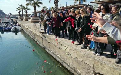 Selanik mübadillerinin Antalya’ya gelişinin 100’üncü yılında denize kırmızı karanfiller bırakıldı
