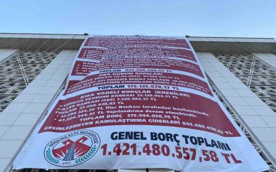 Antalya’da CHP’li belediye, önceki CHP’li yönetimin borçlarını belediye binasına astı
