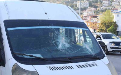 Antalya’da öğrencilerin bulunduğu servis aracına sopalı saldırı
