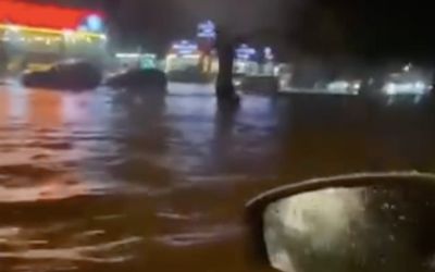 Antalya’da kısa süreli sağanak ve fırtına yolları göle çevirdi
