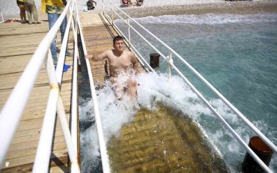Engelli bireyler, Akdeniz’in serin sularının keyfini yaşıyor
