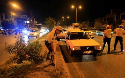 Antalya’da 4 araç birbirine girdi, yoldaki yağı gören trafik polisi küreği eline aldı
