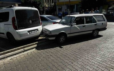 Alkollü sürücü Belediye Başkanı’nın makam aracı ve belediyeye ait hizmet aracına çarptı
