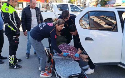 Bayılan karısını hastaneye götürürken kaza yaptı, ambulansla baygın şekilde hastaneye götürüldü
