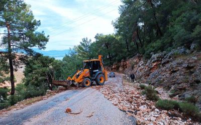 Finike’de taş ve mıcırla kaplanan yol temizlendi
