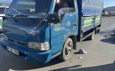 Antalya’da kamyonetle çarpışan motosikletli yaralandı
