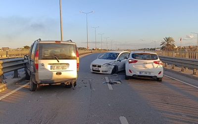 Antalya’da 3 araçlı zincirleme kaza: 2 yaralı
