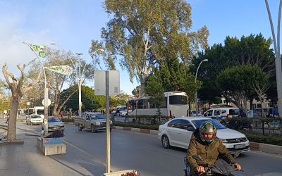 Manavgat’ta bayraklar aydınlatma direğini devirdi, araçlar zarar gördü
