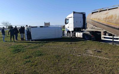 Antalya’da beton mikseri kamyonetle çarpıştı: 1 yaralı
