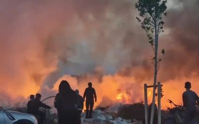 Atık malzeme yangınından çıkan dumanlar gökyüzünü kapladı
