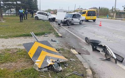 İki otomobil çarpıştı, araçlar hurdaya döndü: 2 yaralı
