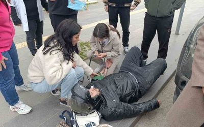 Kazayı gören sağlıkçı elinde steteskop ve tansiyon aletiyle koşup geldi
