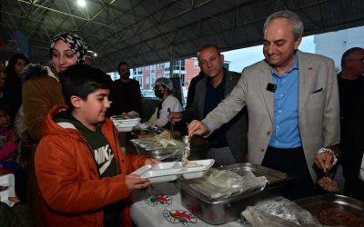 Kocagöz iftar yemeğini mahalle sakinlerine kendi eliyle yaptı
