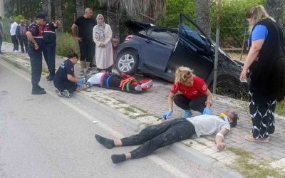 Kontrolden çıktı karşı şeride geçip palmiyeye çarptı: 2 yaralı
