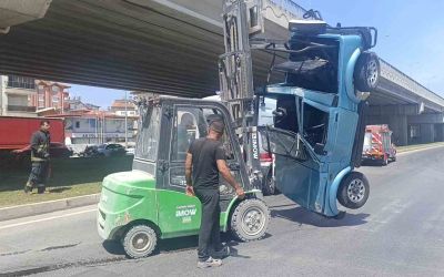 Turistler devrilen araçtan forklift yardımıyla çıkarıldı
