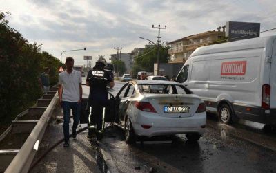 Serik’te seyir halindeki otomobil alev alev yandı
