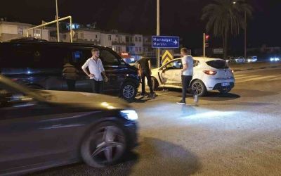 Kırmızı ışık ihlali yapan tur minibüsü otomobile çarptı
